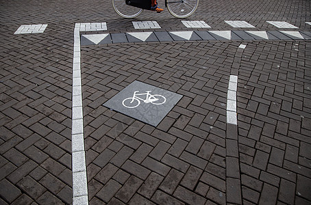沥青上的自行车信号旅行路线地面小路环境公园运输交通途径轮子图片