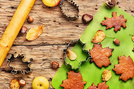 秋季象征性曲奇饼饼干食物橙子季节乡村榛子静物坚果水果树叶图片