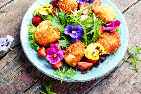 丰富多彩的夏季沙拉餐厅情调盘子排毒生物蔬菜叶子草本植物紫色食物图片