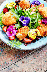 丰富多彩的夏季沙拉饮食盘子紫色餐厅情调叶子草本植物花瓣蔬菜食物图片