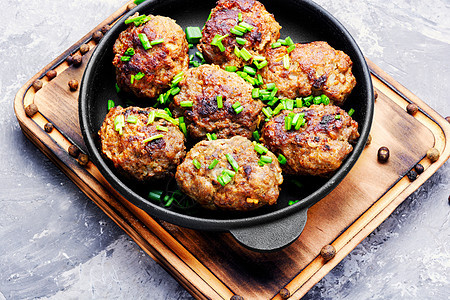 肉球在铸铁棍中肉肉盘子油炸猪肉洋葱食谱午餐美食木板煎锅图片