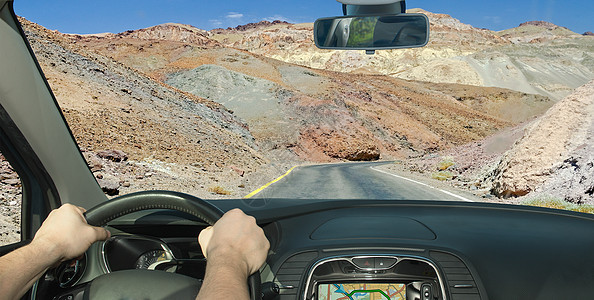 驾驶汽车驶向沙漠道路 美国死亡谷图片
