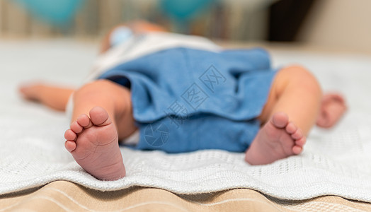 关紧新生婴儿脚男生孩子生活女孩毯子赤脚白色蓝色童年身体图片