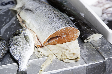 市场中的新鲜鲑鱼图片