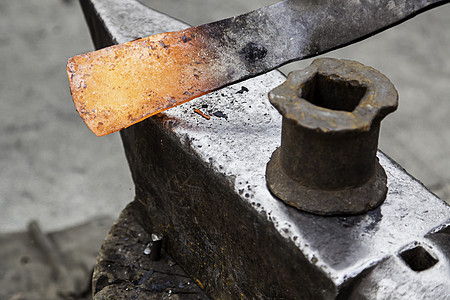 红热铁在铸铁中金属工匠力量店铺作坊男人锤子精神工人工艺图片
