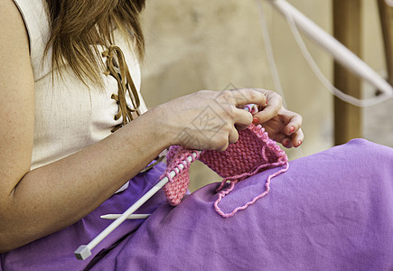 女青年编织羊毛衣纤维闲暇创造力纺织品羊毛女性材料手工围巾成人图片