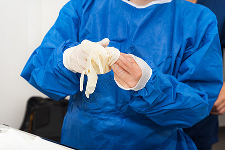 护士戴上外科手套手术专家女士医院药品保健工作治疗诊所推杆图片