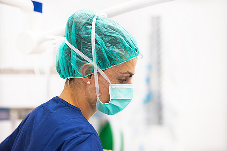 手术室内戴面罩护士肖像工作职业医疗外科女性保健医生专家诊所面具图片