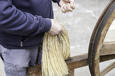 旧旋转轮车轮手工工作生产工具细绳地毯棉布土布先锋图片
