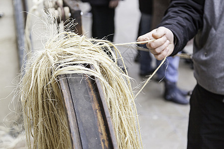 旧旋转轮乡村细绳纤维日志生产椅子编织纺织品机器工作图片