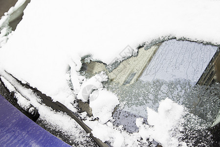 冬天的雪雪覆盖了车运输季节暴风雪雪堆汽车挡风玻璃天气森林降雪窗户图片