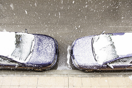 冬天的雪雪覆盖了车旅行挡风玻璃季节窗户交通降雪运输安全车辆寒冷图片