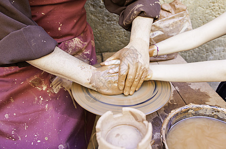 传统陶工艺术艺术家拇指工作室工作花瓶手指作坊压力黏土图片