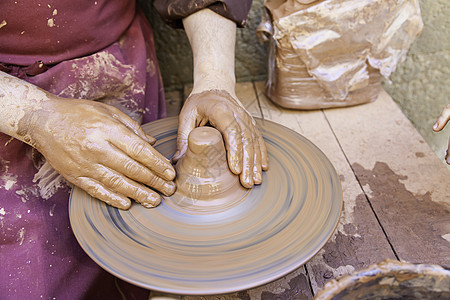 传统陶工女士拇指工艺手工业工匠压力创造力作坊车轮工作图片