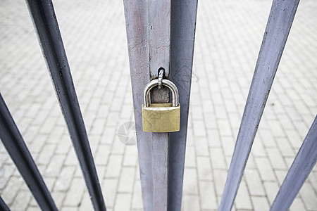 锁在门上逆境隐私链环监狱边界自由钥匙金属黄色挂锁图片