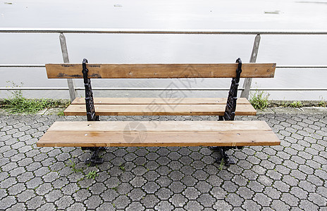 海滩上的木板凳装饰品椅子古董木头风化座位金属公园硬木家具图片