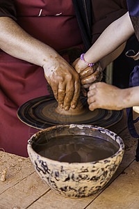 陶器之手的粘土文化制品水壶工作手工陶工作坊女士花瓶工艺图片
