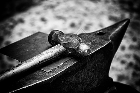 旧的锤子和铸铁中的艺术职业手工金工大锤铁匠铺工艺店铺乡村工作图片