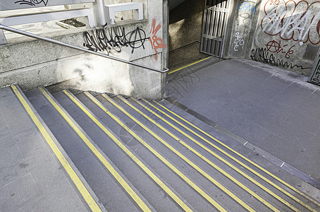 通往里斯本地铁的楼梯梯子通道城市车站石头建筑地面民众入口涂鸦图片