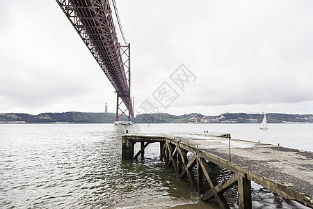 塔古斯河上的吊桥图片