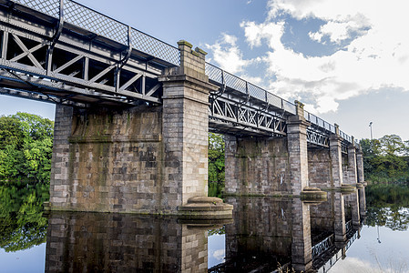苏格兰阿伯丁Duthie公园附近迪伊河的景象铁路桥镜子旅行风景王国金属火车花岗岩反射邮政旅游图片