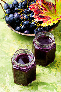 葡萄在玻璃杯中喝酒桌子饮食葡萄园饮料收成叶子紫色液体浆果葡萄汁图片