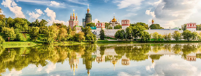 莫斯科Novodevichy修道院的Idillic观点历史文化天炉池塘城堡寺庙教会蓝色游客大教堂图片