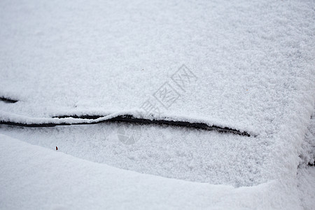 被新鲜雪雪覆盖的汽车图片