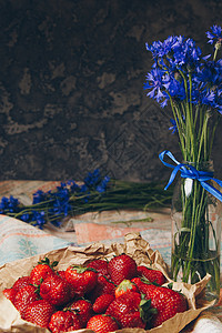 季节性夏季花花花 蓝花朵和水果草莓 面巾贴近概念背景植物盘子浆果蓝色食物桌子叶子奶制品金银花乡村图片