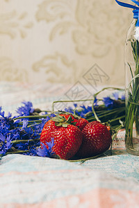 季节性夏季花花花 蓝花朵和水果草莓 面巾贴近概念背景盘子食物叶子食品农业午餐奶制品木头厨房浆果图片