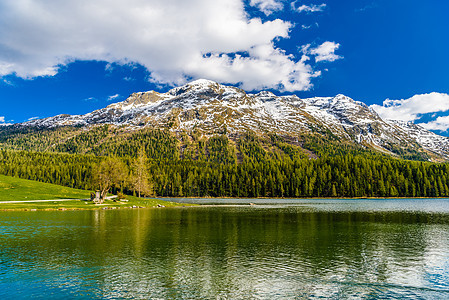 水晶蓝旅游山脉森林旅行天空农村风景假期丘陵岩石图片