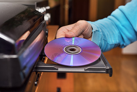 Hand hold 持有 DVD 插入到视频播放器电影黑色空白数据玩家娱乐视频记录白色软件图片