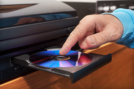 Hand hold 持有 DVD 插入到视频播放器驾驶贮存空白光盘白色玩家喷射录音机手指电气图片
