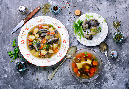 美味汤汤野蘑菇肉汤土豆液体桌子蔬菜盘子厨房乡村勺子主菜图片