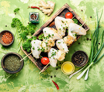 棍子上的烤鸡肉串辣椒食物餐厅胡椒螺纹砧板草药野餐烧烤生肉图片