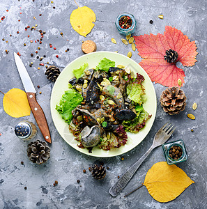 蔬菜沙拉和蘑菇饮食胡椒菠菜锥体盘子落叶美食树叶午餐食物图片