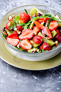 健康草莓沙拉菠菜素食水果早餐树叶坚果健康饮食生物食物盘子背景