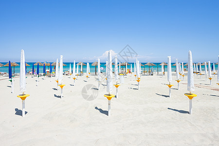 美丽海滩上的折叠遮阳伞图片