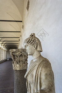 意大利罗马浴缸中的女雕像图片