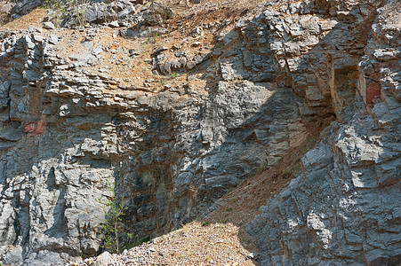 仔细观察一个废弃的旧采石场的墙壁侵蚀石头石灰石织物岩石燧石矿物墙纸萃取农村图片