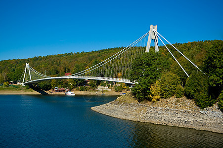 横跨小溪的桥 维拉诺夫大坝农村蓝色苍穹银行风景桥接水库障碍国家天空图片