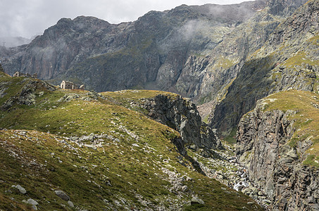 山谷瀑布附近山区河峡谷小屋山脉风景冰川植物地块建筑学旅行全景石头图片