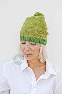 穿着温暖绿色帽子的年轻美女图片