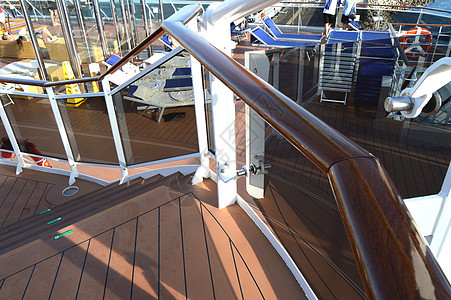 豪华游轮露天甲板上木制楼梯的视图扶手天空旅行海洋邮轮地平线运输蓝色脚步热带图片