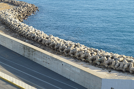 2018年10月7日港码头一带的石头和混凝土碎裂水海浪岩石庇护所蓝色海洋港口海滩地平线海岸障碍图片