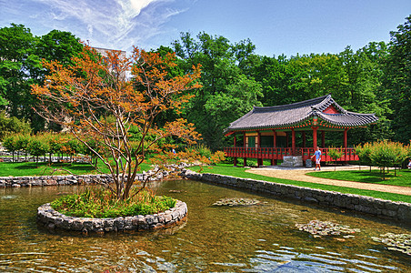 韩国塔塔 公园里有小湖场景传统版税建筑木头天空旅行蓝色旅游城市图片