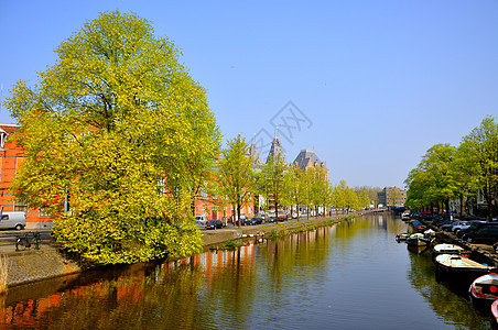 荷兰阿姆斯特丹美丽的河水渠 有船只和绿树;荷兰阿姆斯特丹图片