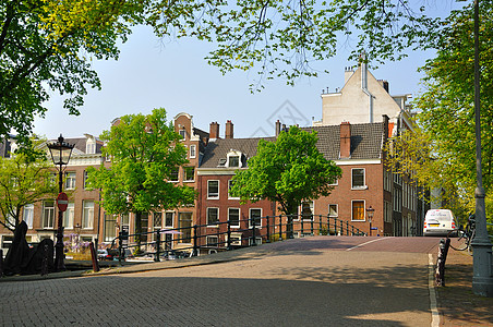 美丽的街道 在阿姆斯特丹河对面有一座桥图片