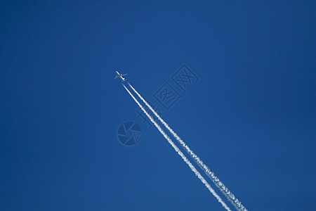 天空中的飞机踪迹喷射标题航程运输运动假期轨迹条纹痕迹图片