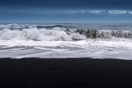 冰岛的黑沙滩和海浪图片